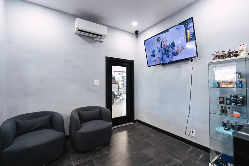 The comfortable customer waiting lounge at 417 Autoworks