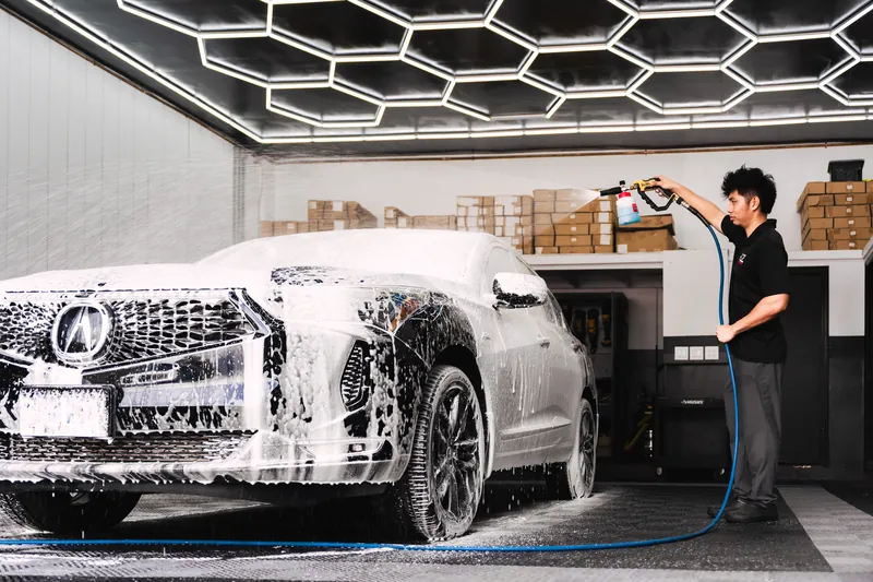 A foam soak under the detailing lights before polishing