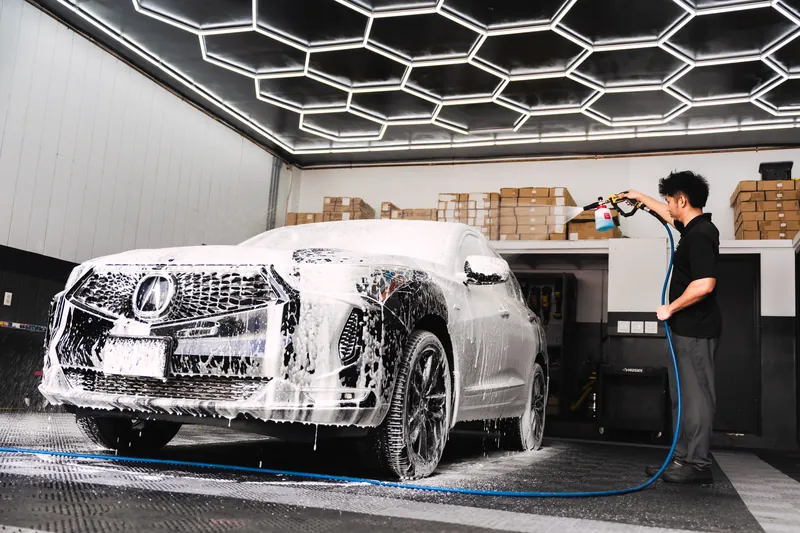 Foam-washing a vehicle before the correction stage