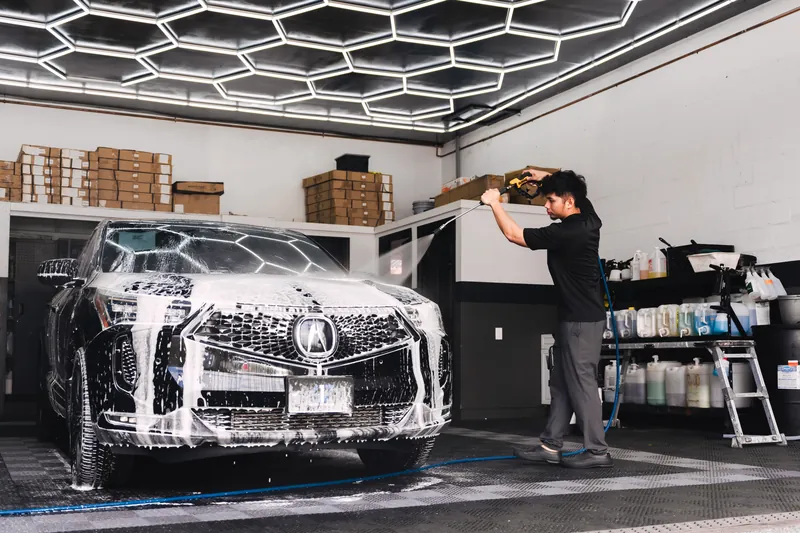 Coating a vehicle in snow foam during the wash stage