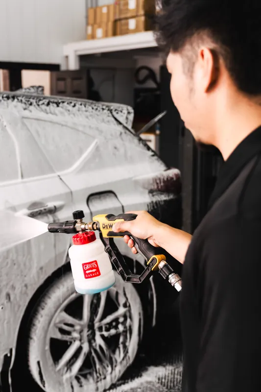 Applying snow foam by hand with a pump sprayer